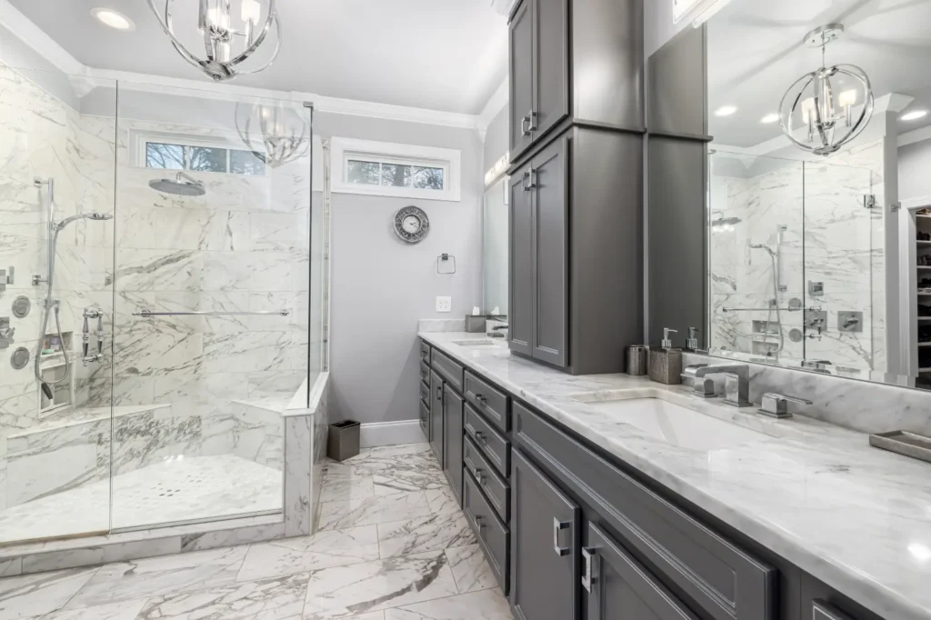 Modern bathroom with marble finishes.